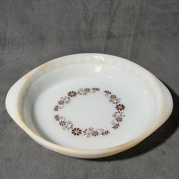 Vintage Dynaware Pyr-o-rey Brown Daisy Pattern Milk Glass Pie Plate - Picture 1 of 10